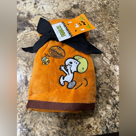 Peanuts set of 2 hand towels -Snoopy football & woodstock  100% Cotton NEW - Picture 1 of 6